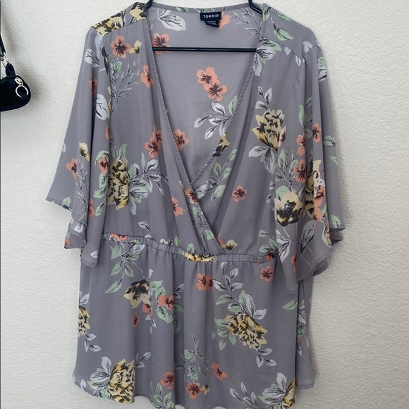 Floral Gray Women's Top - Picture 3 of 4